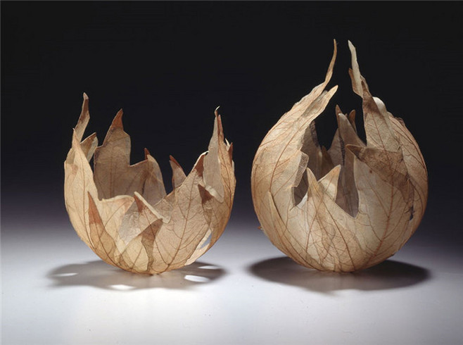 来自 Kay Sekimachi 的系列作品,叶碗(Leaf Bowls)。Sekimachi收集枯叶,然后经过特殊处理使叶子的脉络裸露,再进行折叠造型后用水彩、褚、纸及喷漆等工艺将其塑造成碗状的雕塑品,通过这些美丽的作品,弥漫出秋天,大自然的气息。